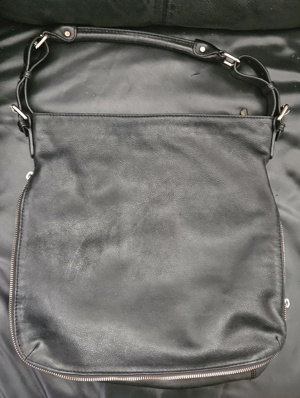Danier 100% Leather Black  Classic Hobo Zipper  Bag Gold Hardware - Picture 2 of 14